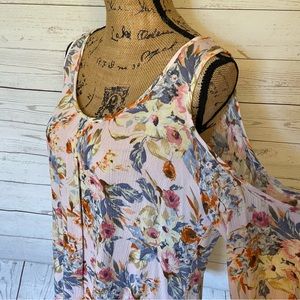 Gypsies & Moondust cold shoulder top. Size Lg